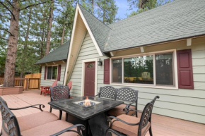 Star and Gem Cabin - Charming cabin with log accents close to the activities! Hot tub!